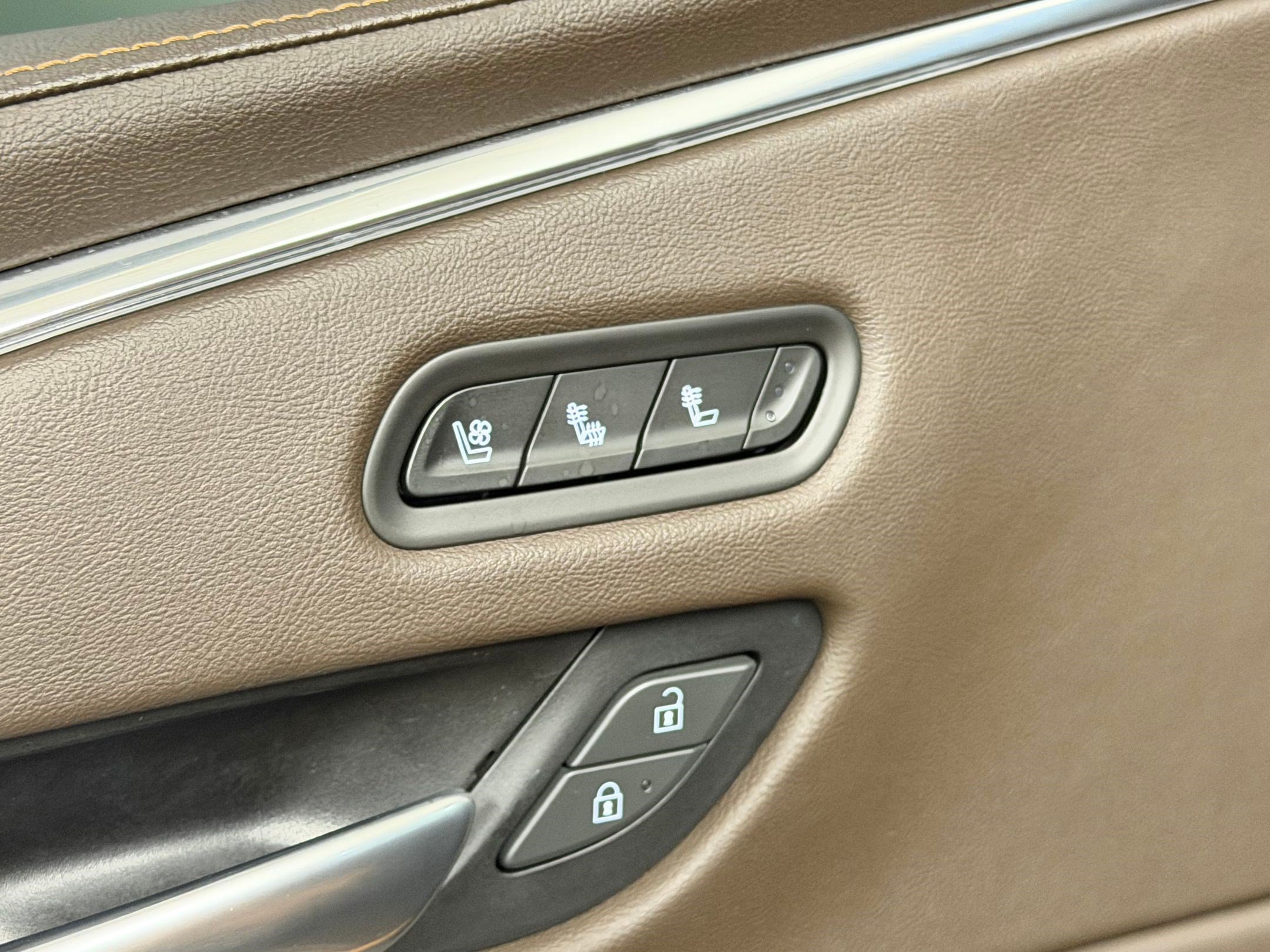 Used 2021 Cadillac Escalade ESV Premium Luxury w/ Driver Assist Tech Package AWD/4WD image 22
