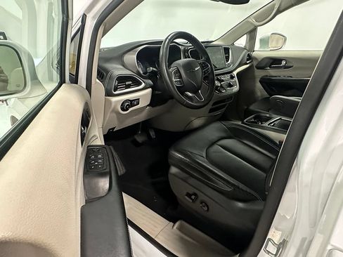 Used 2022 Chrysler Pacifica Touring-L FWD image 23