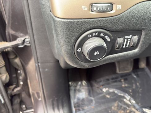Used 2016 Jeep Cherokee Limited AWD/4WD image 29