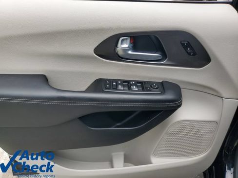 Used 2024 Chrysler Pacifica Touring-L FWD image 19