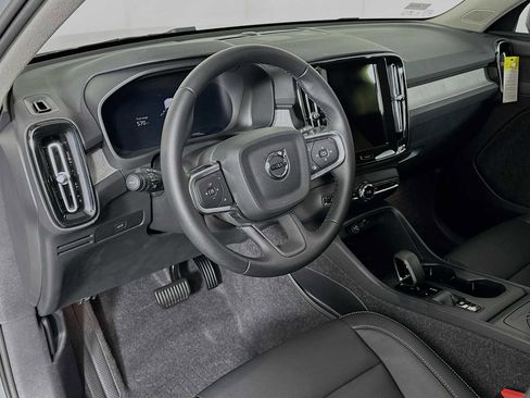 Used 2025 Volvo XC40 B5 Core w/ Protection Package Premier image 9