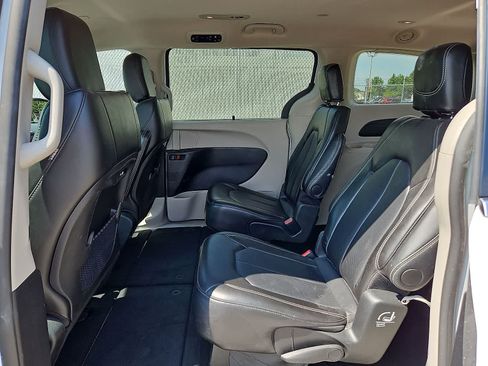 Used 2024 Chrysler Pacifica Touring-L FWD image 29