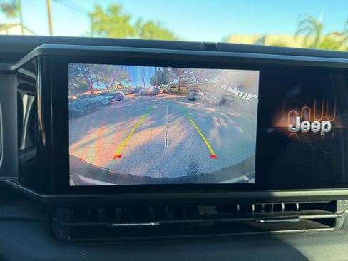 Used 2025 Jeep Wrangler Unlimited Rubicon image 17