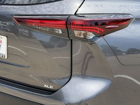 Used 2024 Toyota Highlander XLE FWD image 7