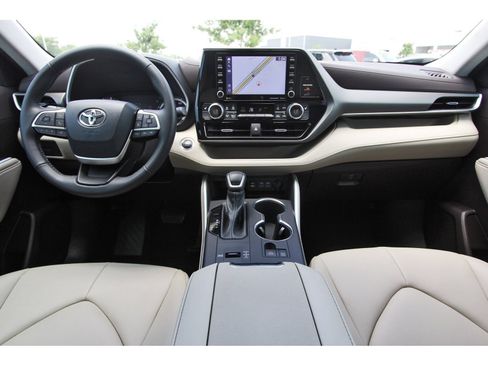 Used 2022 Toyota Highlander XLE FWD image 12