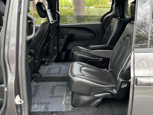 Used 2019 Chrysler Pacifica Limited w/ Advanced Safetytec Group FWD image 39