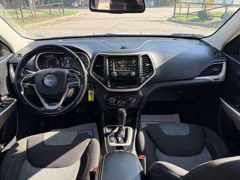 Used 2018 Jeep Cherokee Latitude w/ Altitude Package FWD image 13