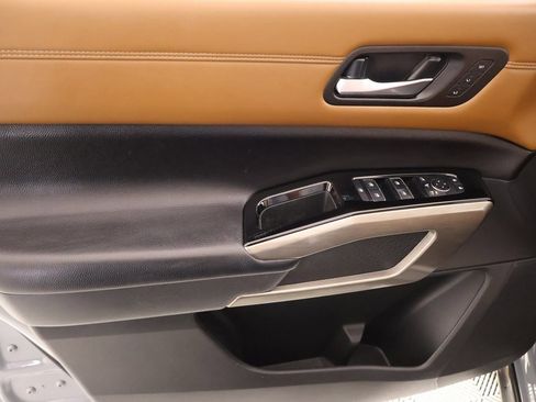 Used 2024 Nissan Pathfinder Platinum image 19