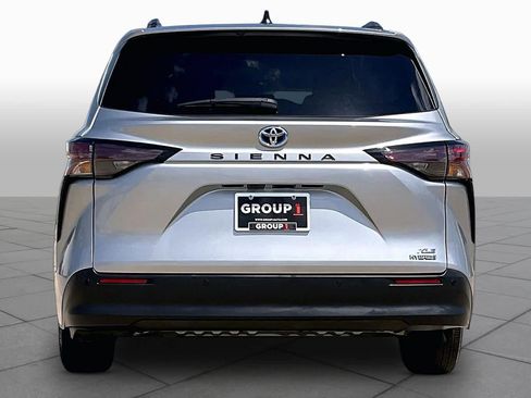 Used 2024 Toyota Sienna XLE FWD image 10