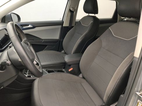 Used 2023 Volkswagen Taos SE w/ Panoramic Sunroof Package FWD image 17