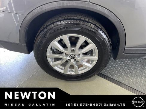 Used 2018 Nissan Rogue SV FWD image 36
