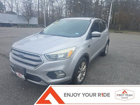 Used 2017 Ford Escape SE image 1