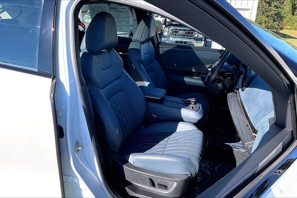 Used 2023 Nissan Ariya AWD/4WD image 31