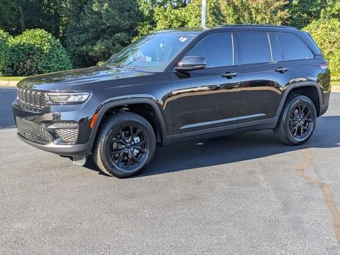 Used 2024 Jeep Grand Cherokee Altitude AWD/4WD image 8