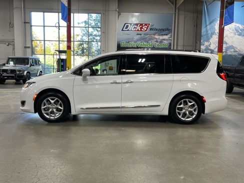 Used 2018 Chrysler Pacifica Touring-L Plus w/ Advanced Safetytec Group FWD image 2