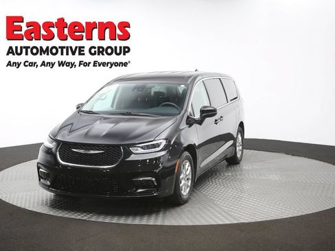 Used 2023 Chrysler Pacifica Touring-L FWD image 56