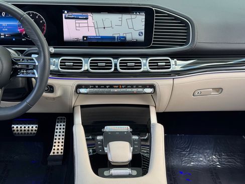 Used 2024 Mercedes-Benz GLS 580 4MATIC image 25