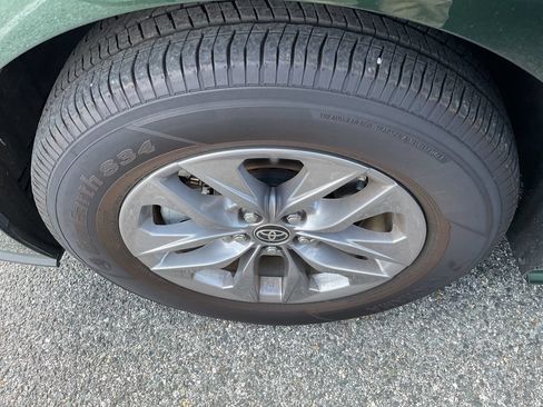 Used 2025 Toyota Sienna XLE FWD image 5