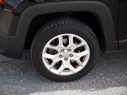 Used 2018 Jeep Renegade Latitude AWD/4WD image 9