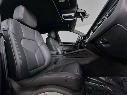 Certified 2025 Porsche Macan image 29