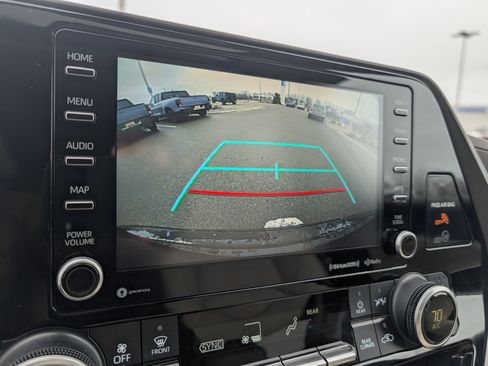 Used 2021 Toyota Highlander XLE image 31