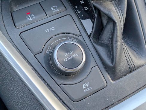 Used 2022 Toyota RAV4 SE w/ Convenience Package image 21