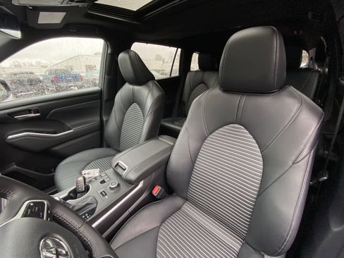Certified 2025 Toyota Highlander XSE image 21