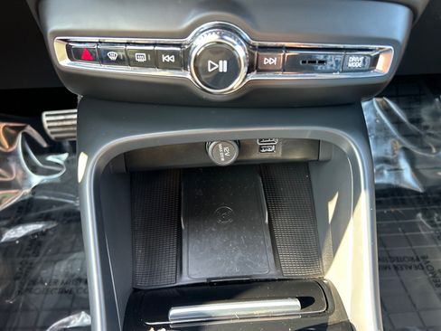 Used 2022 Volvo XC40 T5 R-Design w/ Climate Package AWD/4WD image 32