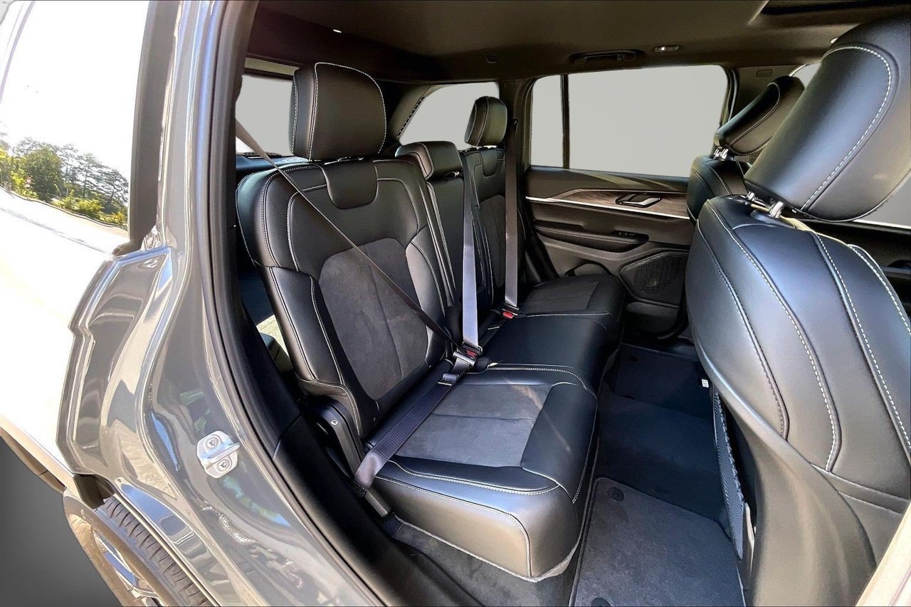 New 2027 Jeep Grand Cherokee Altitude RWD image 20