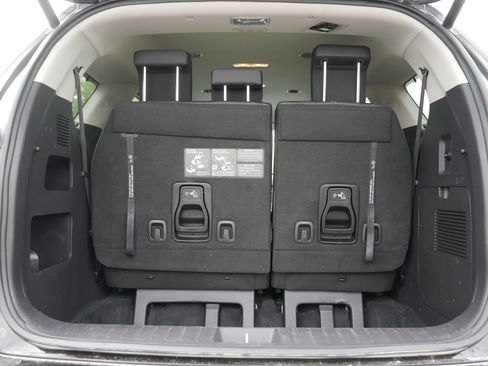 Used 2024 Kia Carnival EX FWD image 18