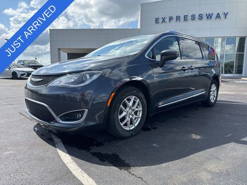 Used 2020 Chrysler Pacifica Touring-L FWD image 1