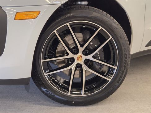 Used 2025 Porsche Macan image 25