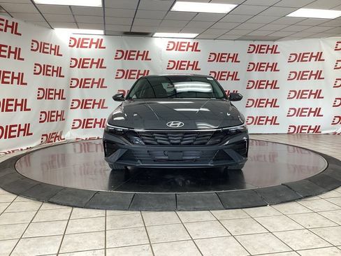 New 2026 Hyundai Elantra Limited FWD image 2