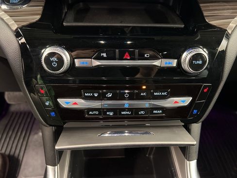 Used 2022 Ford Explorer Limited w/ Equipment Group 301A image 13