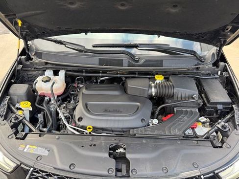 Used 2025 Chrysler Pacifica Select image 19