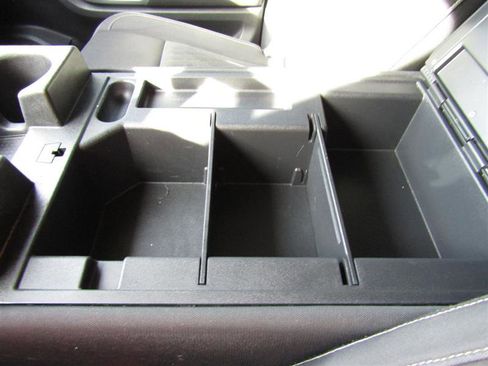 Used 2018 Nissan Titan SV image 21