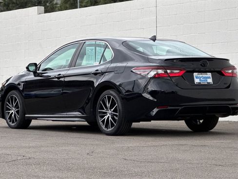 Used 2023 Toyota Camry SE image 3