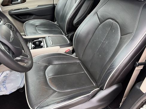 Used 2023 Chrysler Pacifica Limited FWD image 12