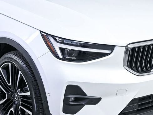 Used 2024 Volvo XC40 B5 Ultimate w/ Protection Package Premier image 39