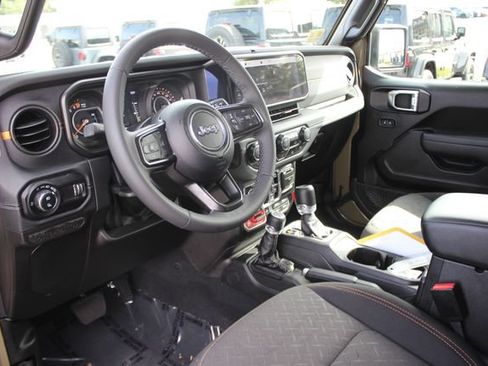 Used 2026 Jeep Gladiator Mojave AWD/4WD image 3