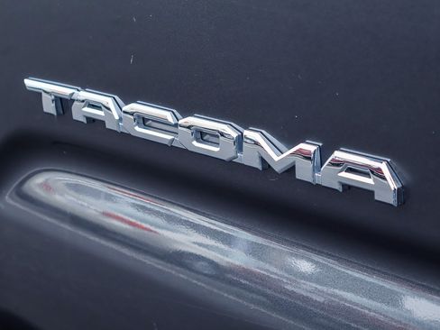 Used 2017 Toyota Tacoma TRD Off-Road w/ Premium & Technology Package AWD/4WD image 26