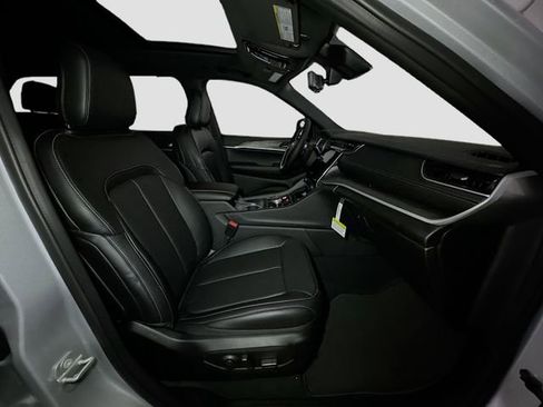 New 2025 Jeep Grand Cherokee Limited w/ Luxury Tech Group II image 32