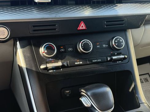 Used 2022 Kia Carnival LX FWD image 26