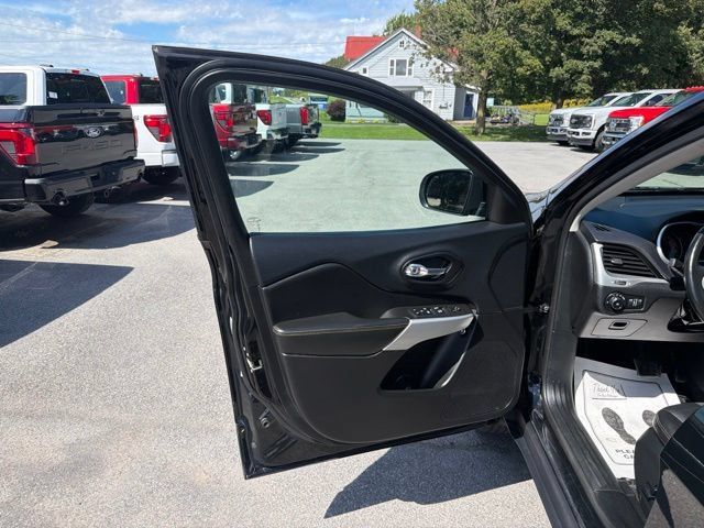Used 2018 Jeep Cherokee Latitude Plus w/ Cold Weather Group AWD/4WD image 17