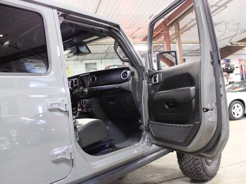 Used 2022 Jeep Wrangler Unlimited Rubicon w/ Xtreme Recon 35" Tire Package AWD/4WD image 21
