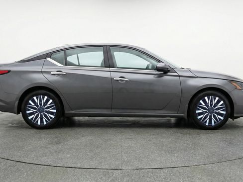 Used 2025 Nissan Altima 2.5 SV FWD image 11