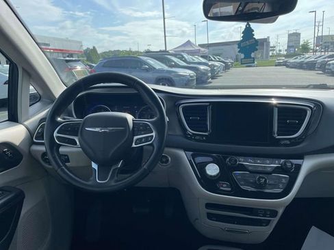 Used 2020 Chrysler Pacifica Touring-L Plus w/ Advanced Safetytec Group FWD image 22