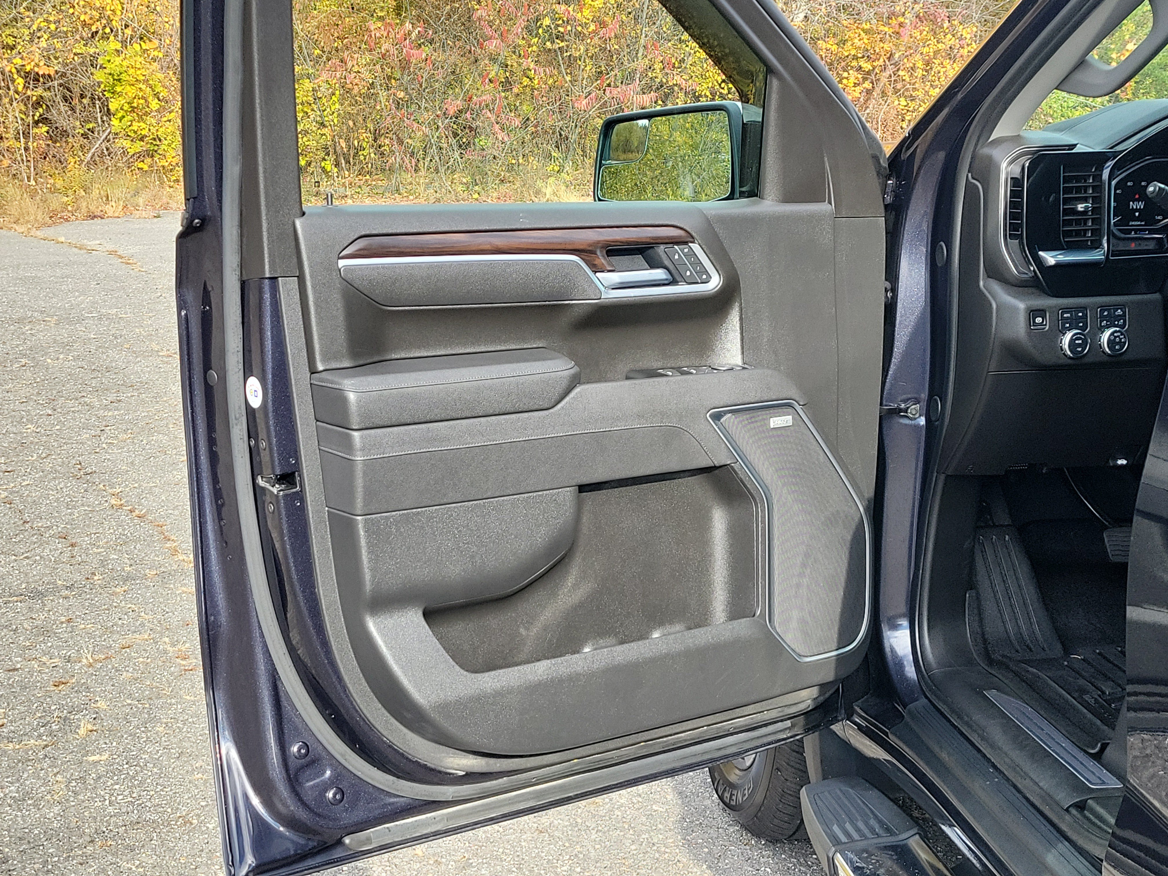 Used 2025 GMC Sierra 1500 SLT w/ SLT Premium Package AWD/4WD image 15