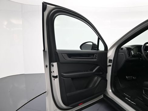 Certified 2025 Porsche Cayenne Turbo GT AWD/4WD image 16
