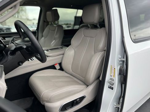 Used 2024 Jeep Wagoneer L Series II w/ Flexible Seating Group image 19